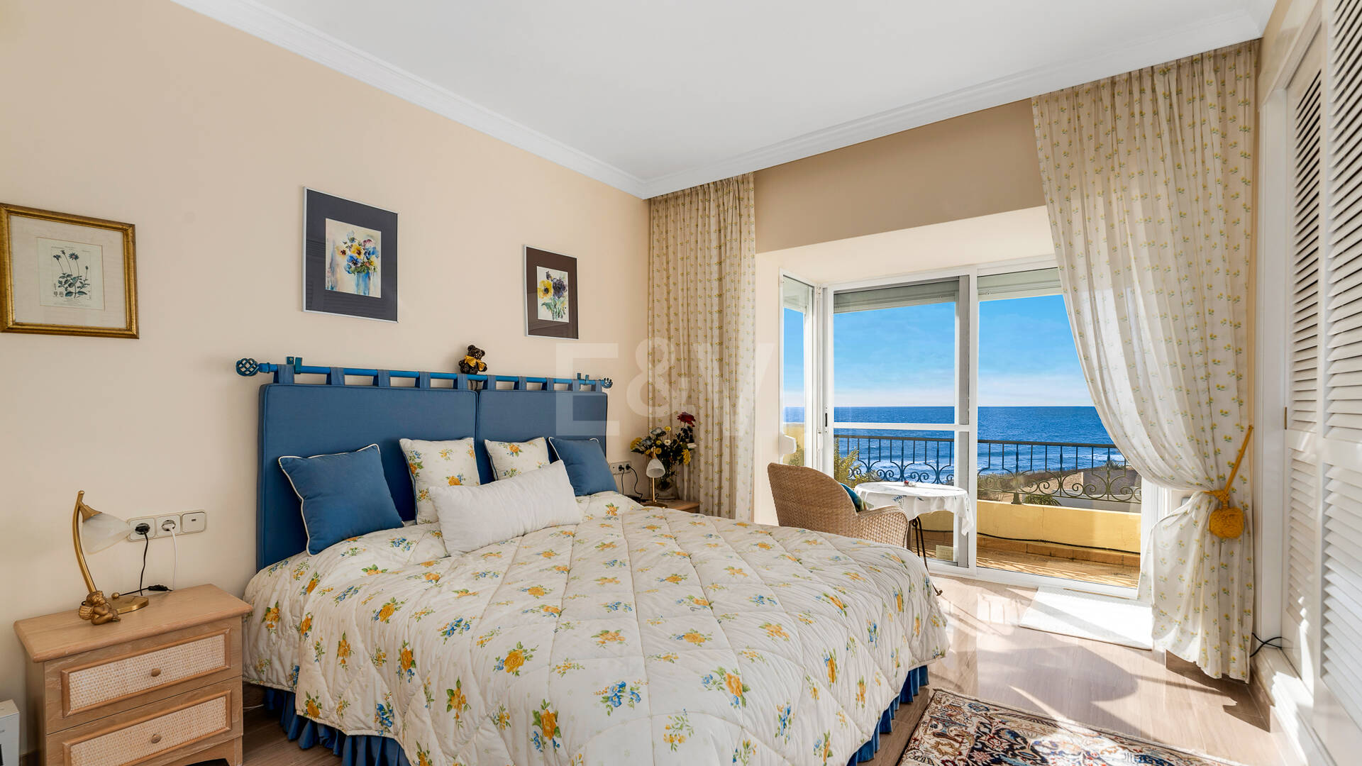 Lyx Frontline Beach Penthouse i Elviria med havsutsikt