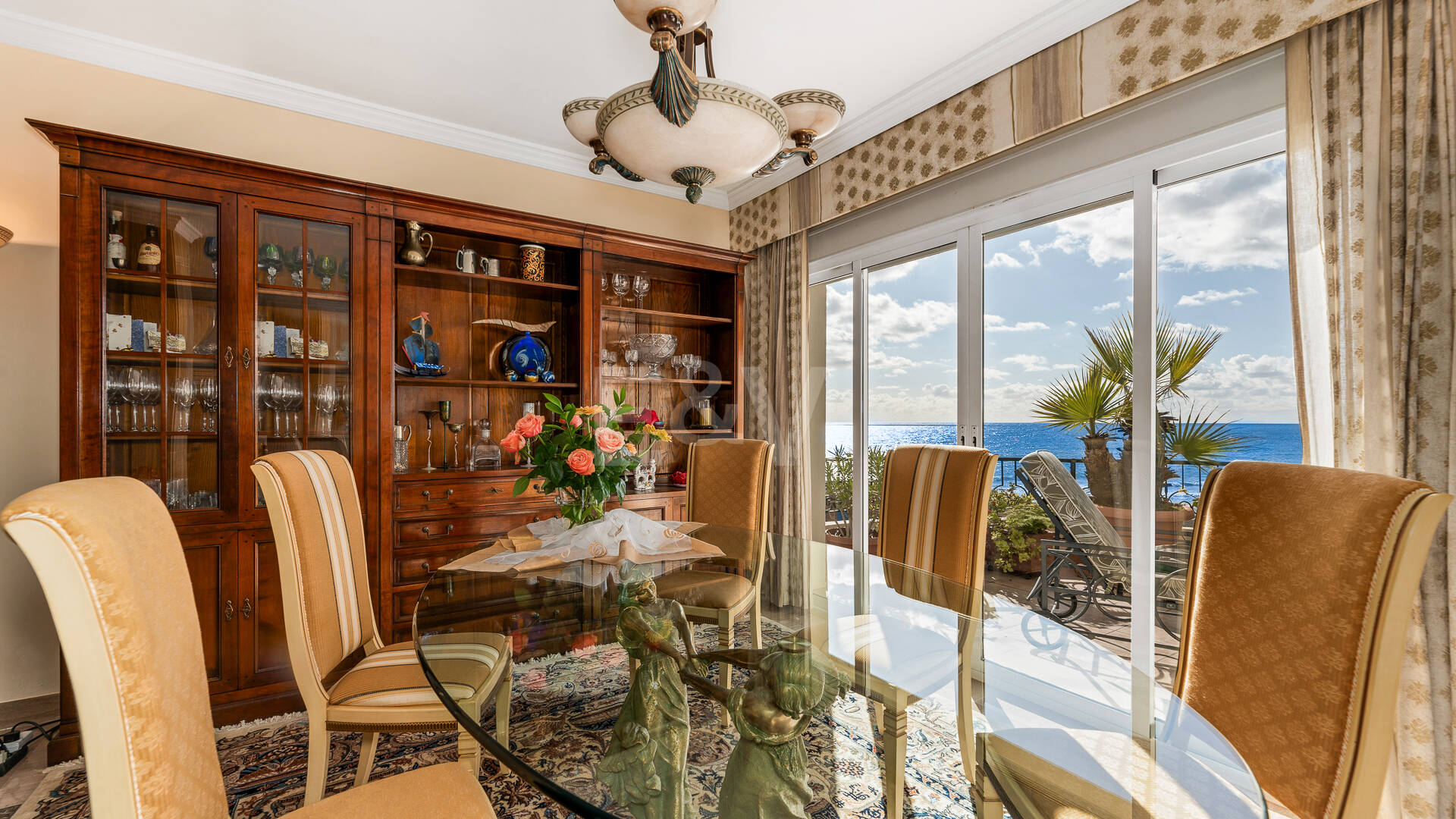 Lyx Frontline Beach Penthouse i Elviria med havsutsikt