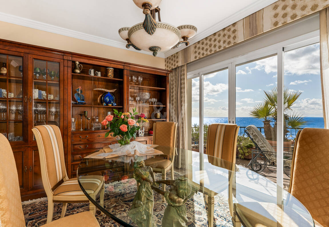 Lyx Frontline Beach Penthouse i Elviria med havsutsikt