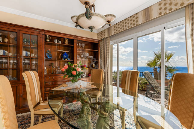 Lyx Frontline Beach Penthouse i Elviria med havsutsikt