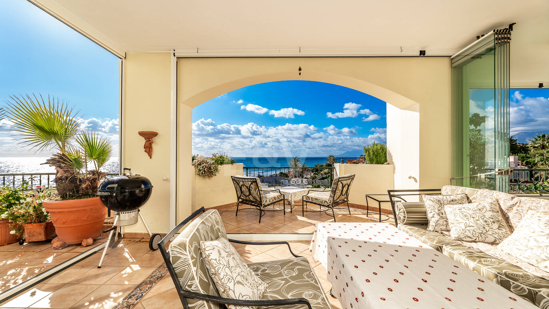 Ático de lujo en Elviria en primera línea con vistas al mar