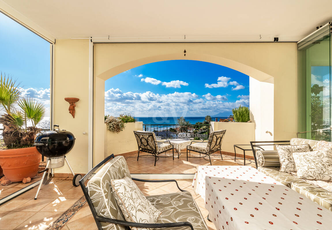 Lyx Frontline Beach Penthouse i Elviria med havsutsikt