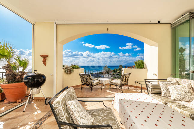 Lyx Frontline Beach Penthouse i Elviria med havsutsikt