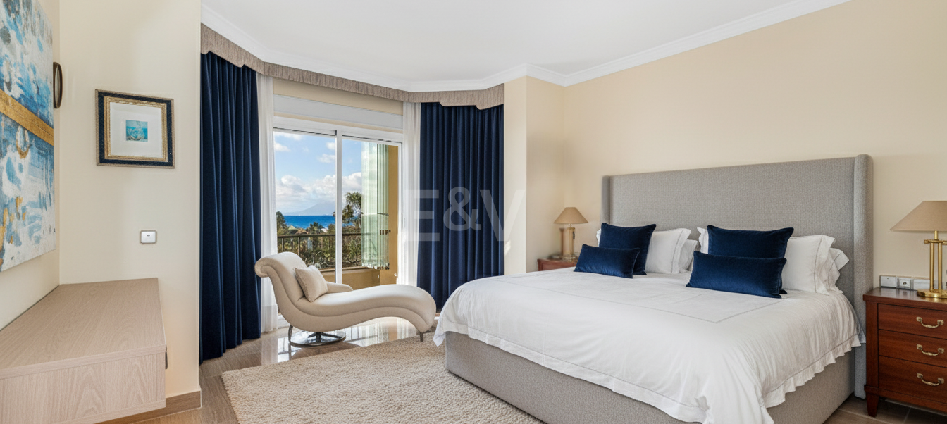 Lyx Frontline Beach Penthouse i Elviria med havsutsikt