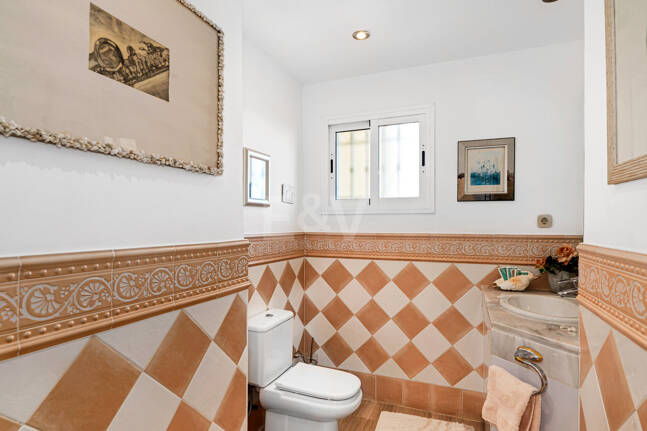 Lyx Frontline Beach Penthouse i Elviria med havsutsikt