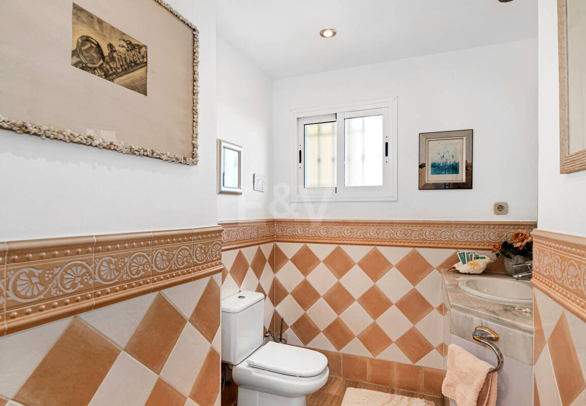 Lyx Frontline Beach Penthouse i Elviria med havsutsikt