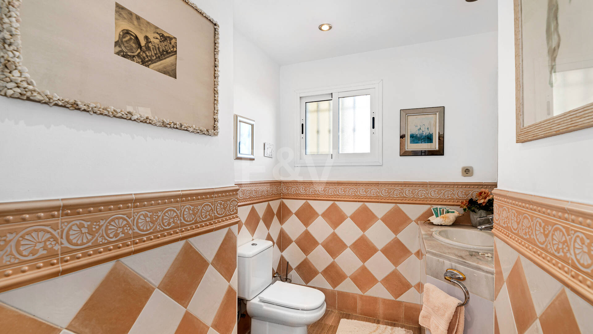 Lyx Frontline Beach Penthouse i Elviria med havsutsikt