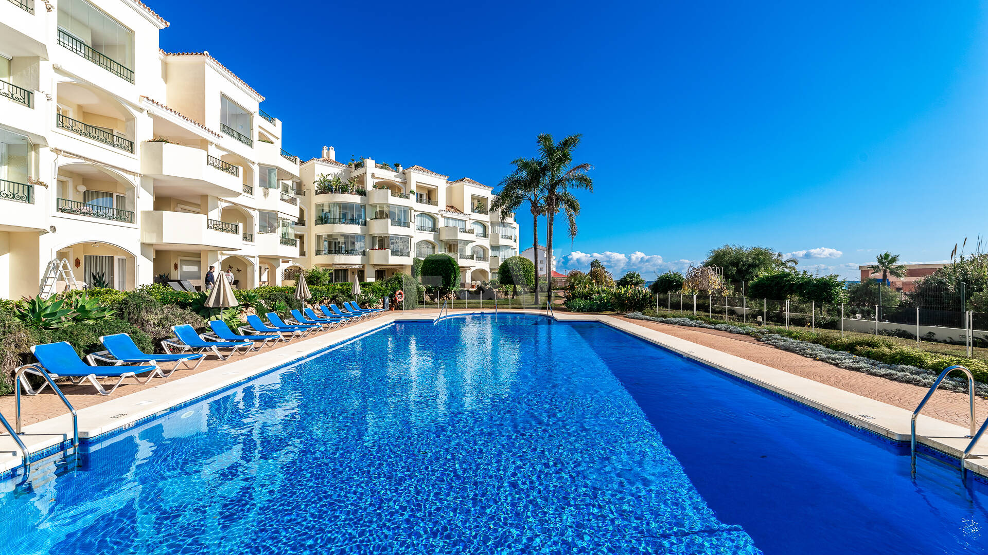 Ático de lujo en Elviria en primera línea con vistas al mar