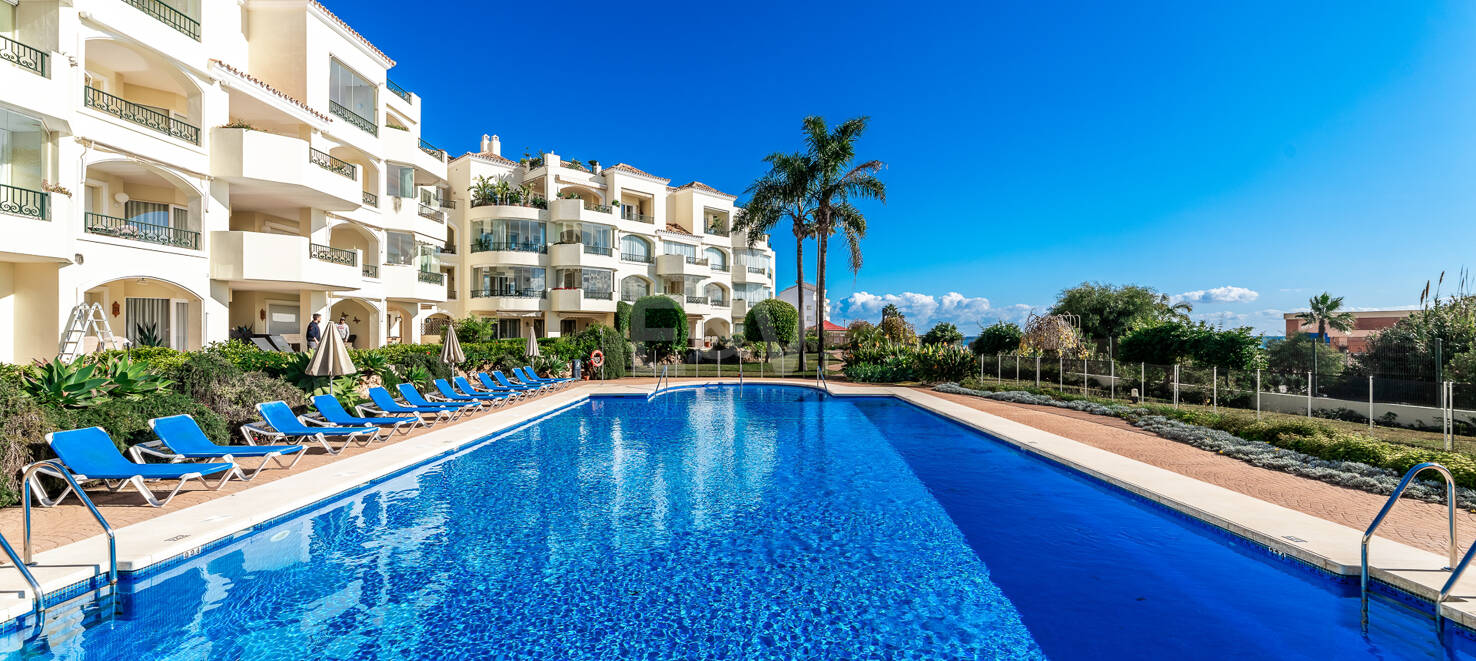 Lyx Frontline Beach Penthouse i Elviria med havsutsikt