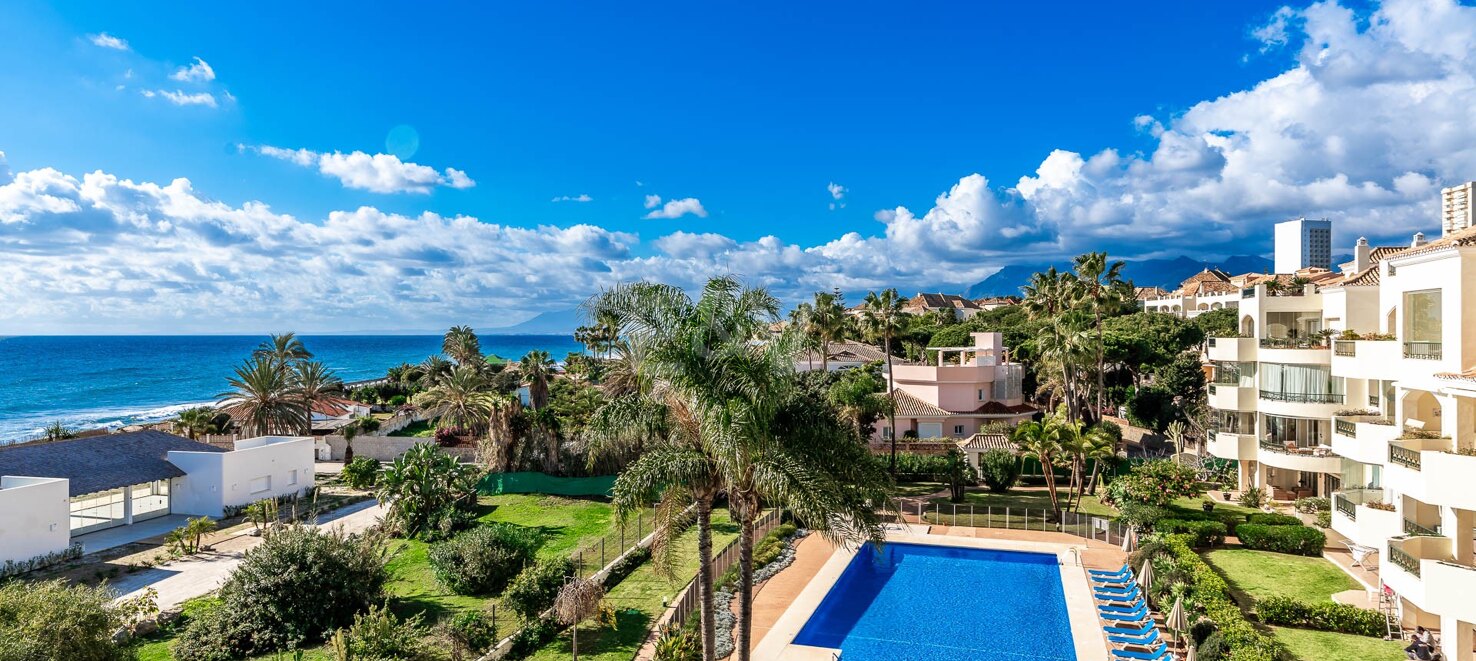 Ático de lujo en Elviria en primera línea con vistas al mar