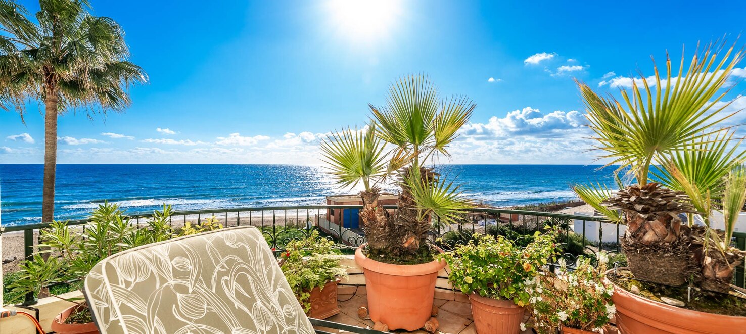 Ático de lujo en Elviria en primera línea con vistas al mar