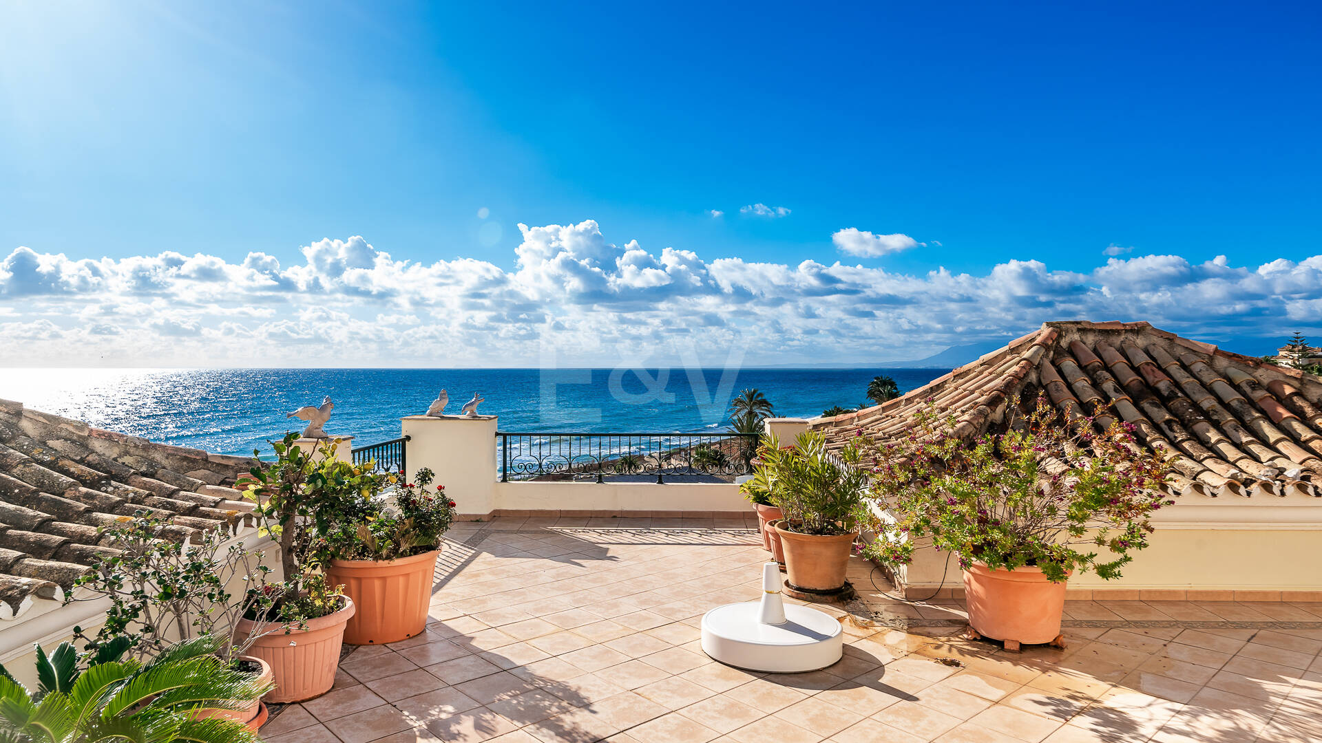 Lyx Frontline Beach Penthouse i Elviria med havsutsikt