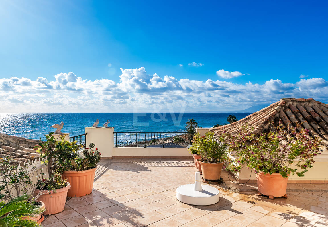 Lyx Frontline Beach Penthouse i Elviria med havsutsikt