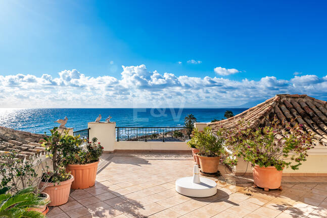 Lyx Frontline Beach Penthouse i Elviria med havsutsikt