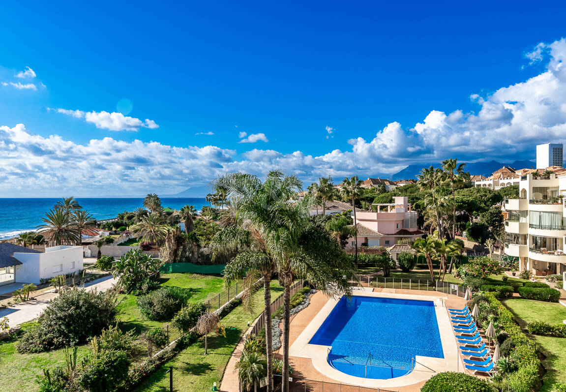 Lyx Frontline Beach Penthouse i Elviria med havsutsikt