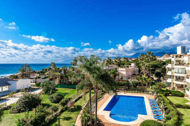 Lyx Frontline Beach Penthouse i Elviria med havsutsikt