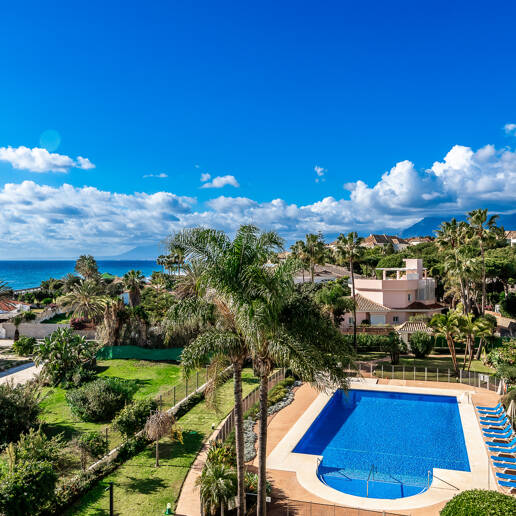 Lyx Frontline Beach Penthouse i Elviria med havsutsikt