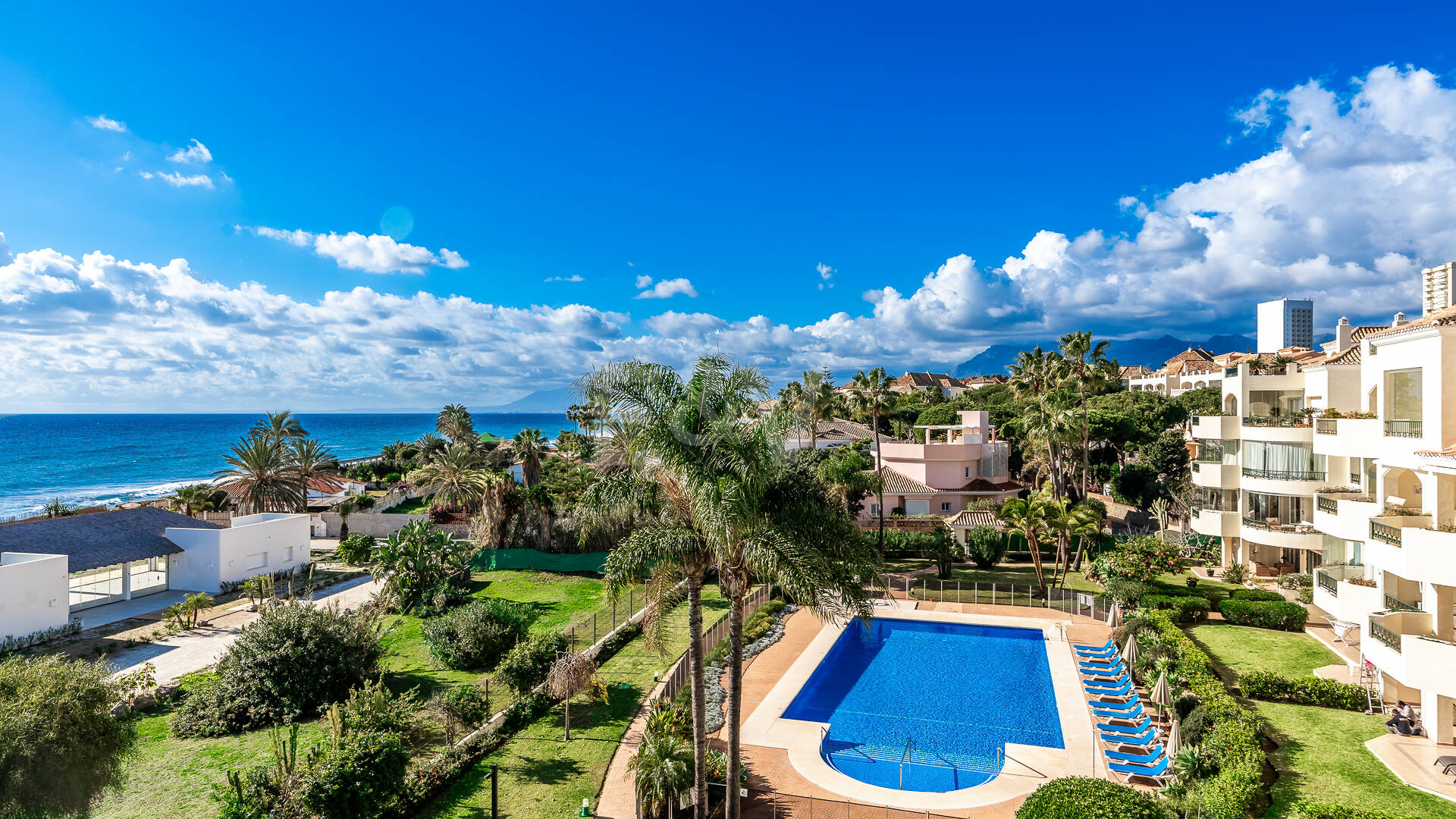 Lyx Frontline Beach Penthouse i Elviria med havsutsikt