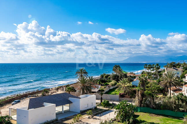 Lyx Frontline Beach Penthouse i Elviria med havsutsikt