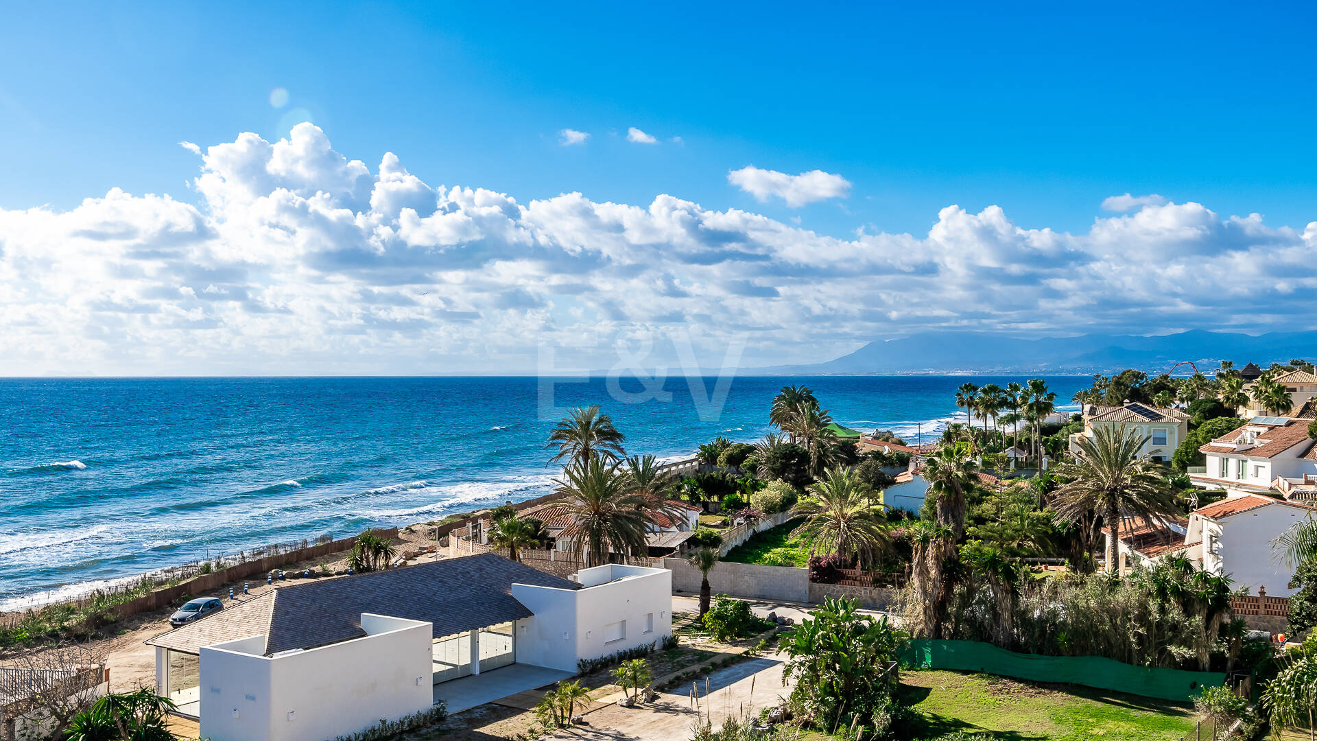 Lyx Frontline Beach Penthouse i Elviria med havsutsikt