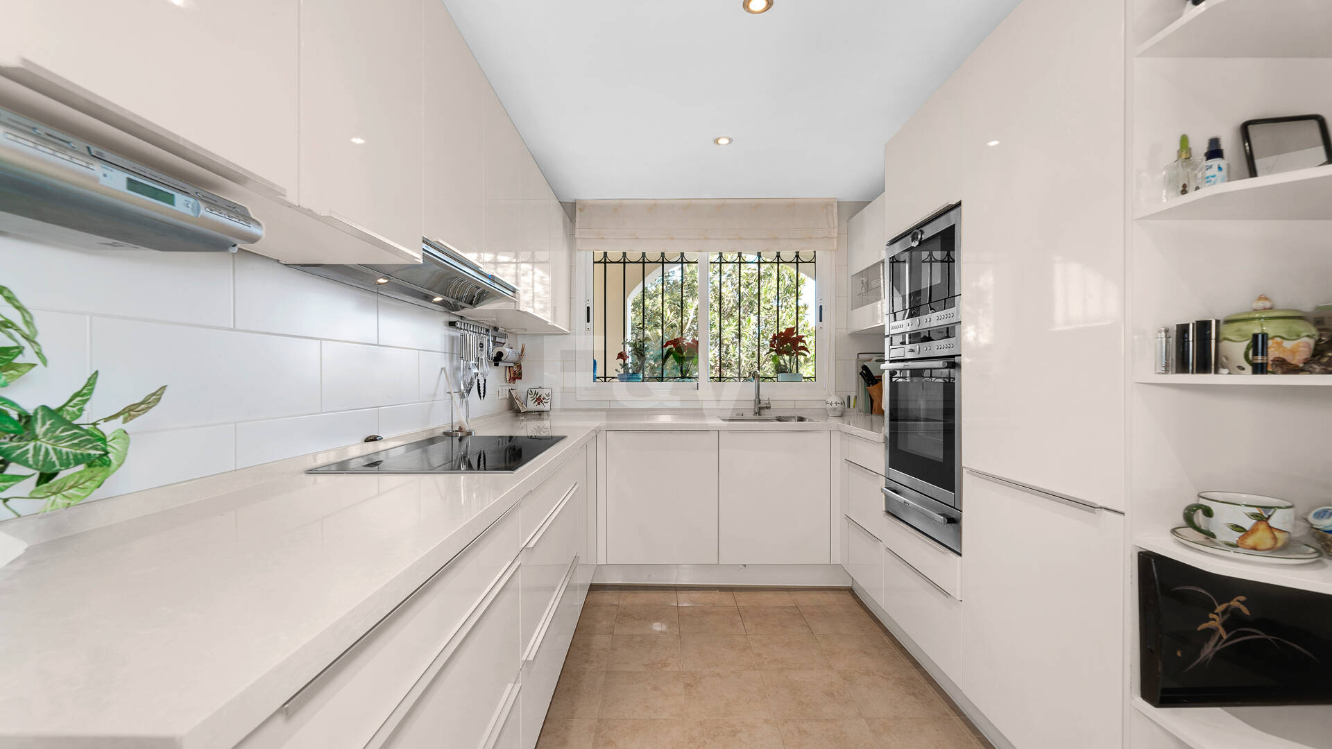 Ático de lujo en Elviria en primera línea con vistas al mar