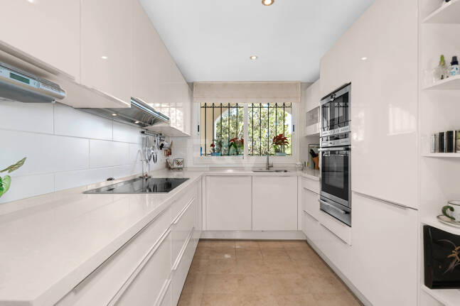 Lyx Frontline Beach Penthouse i Elviria med havsutsikt