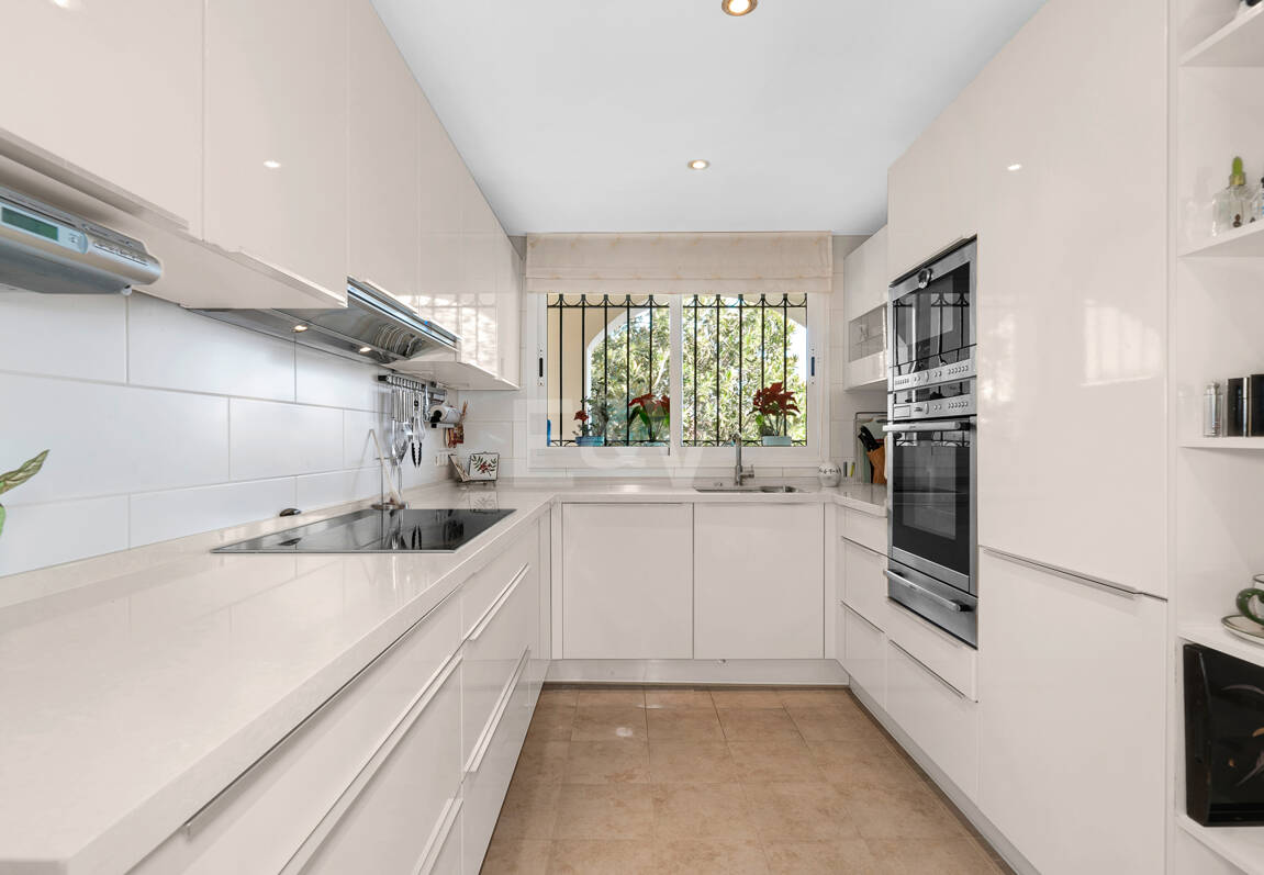 Lyx Frontline Beach Penthouse i Elviria med havsutsikt