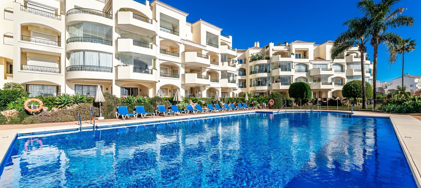 Ático de lujo en Elviria en primera línea con vistas al mar