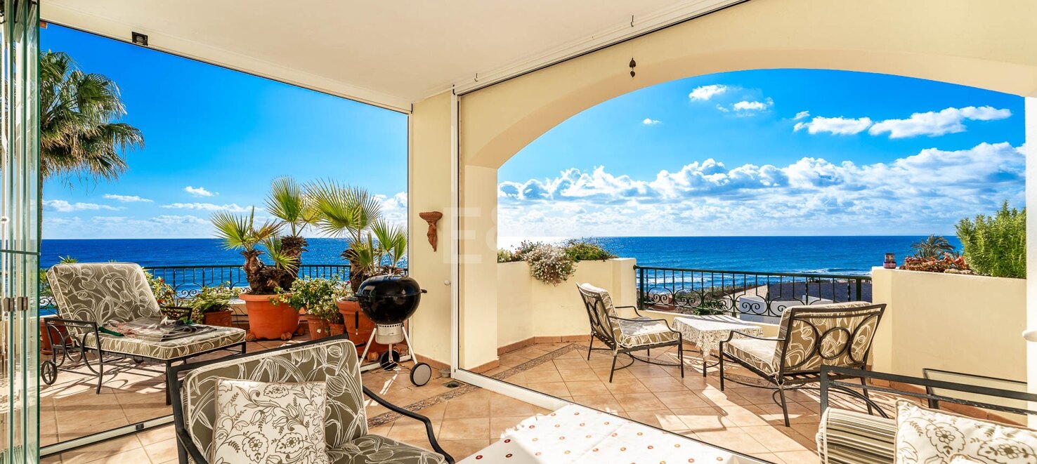 Ático de lujo en Elviria en primera línea con vistas al mar