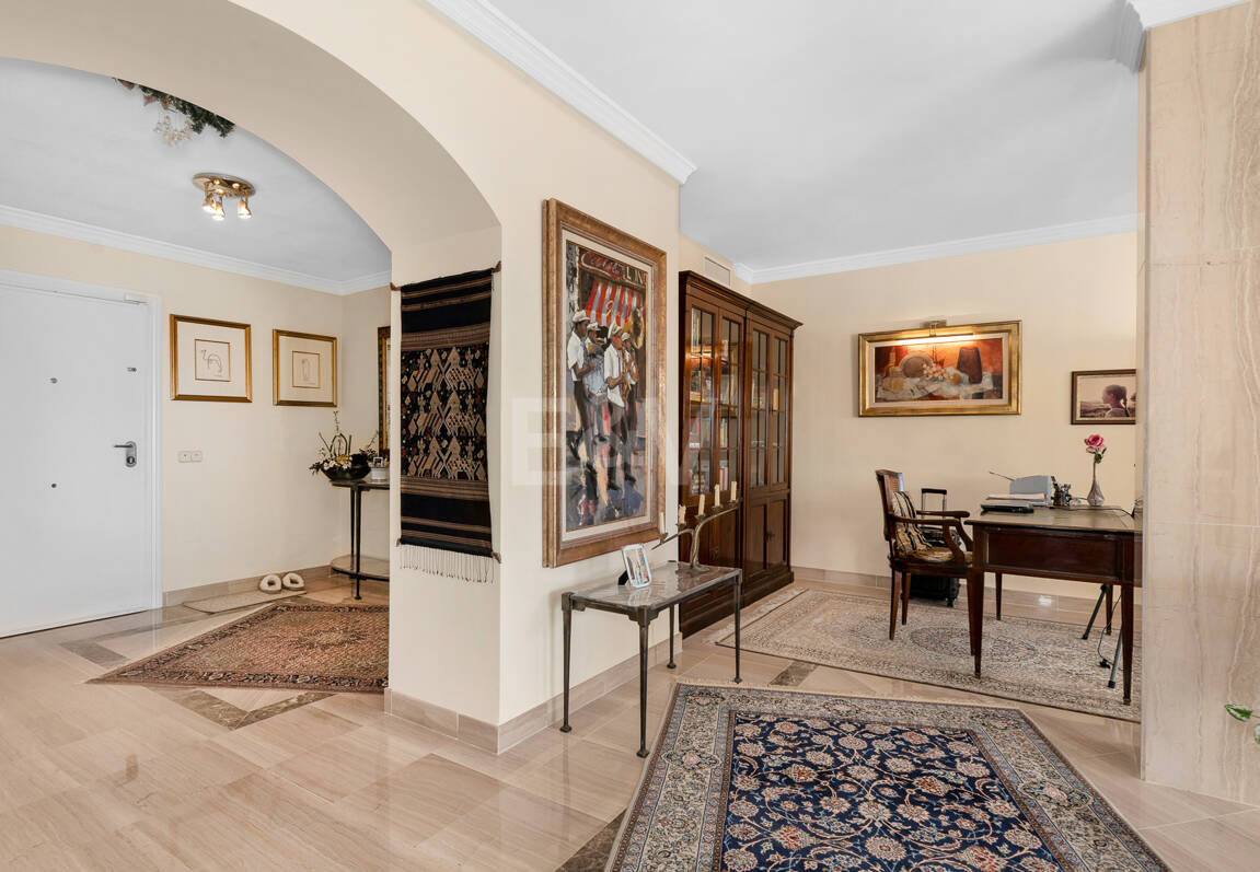 Lyx Frontline Beach Penthouse i Elviria med havsutsikt