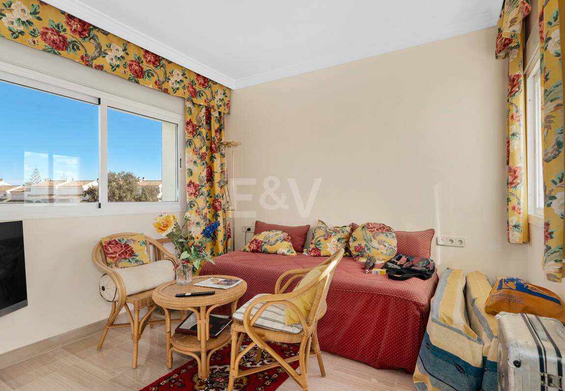 Lyx Frontline Beach Penthouse i Elviria med havsutsikt