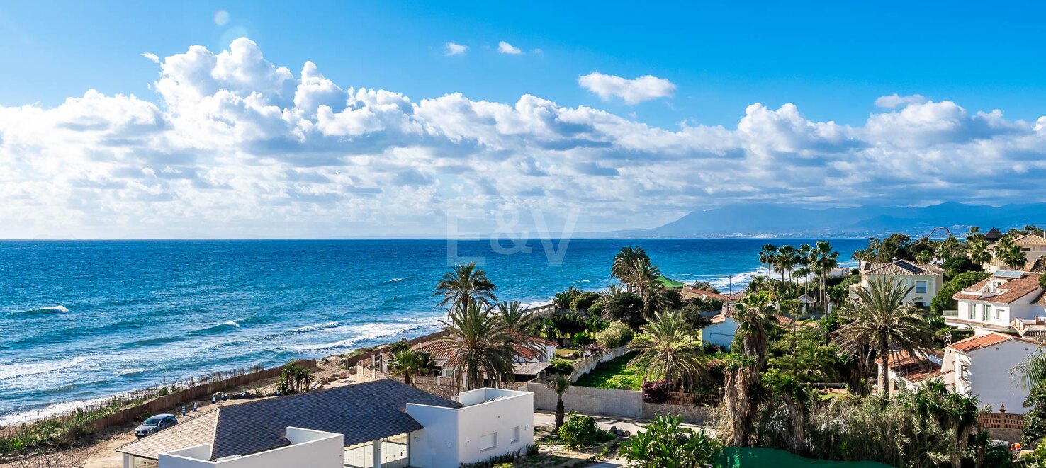 Ático de lujo en Elviria en primera línea con vistas al mar