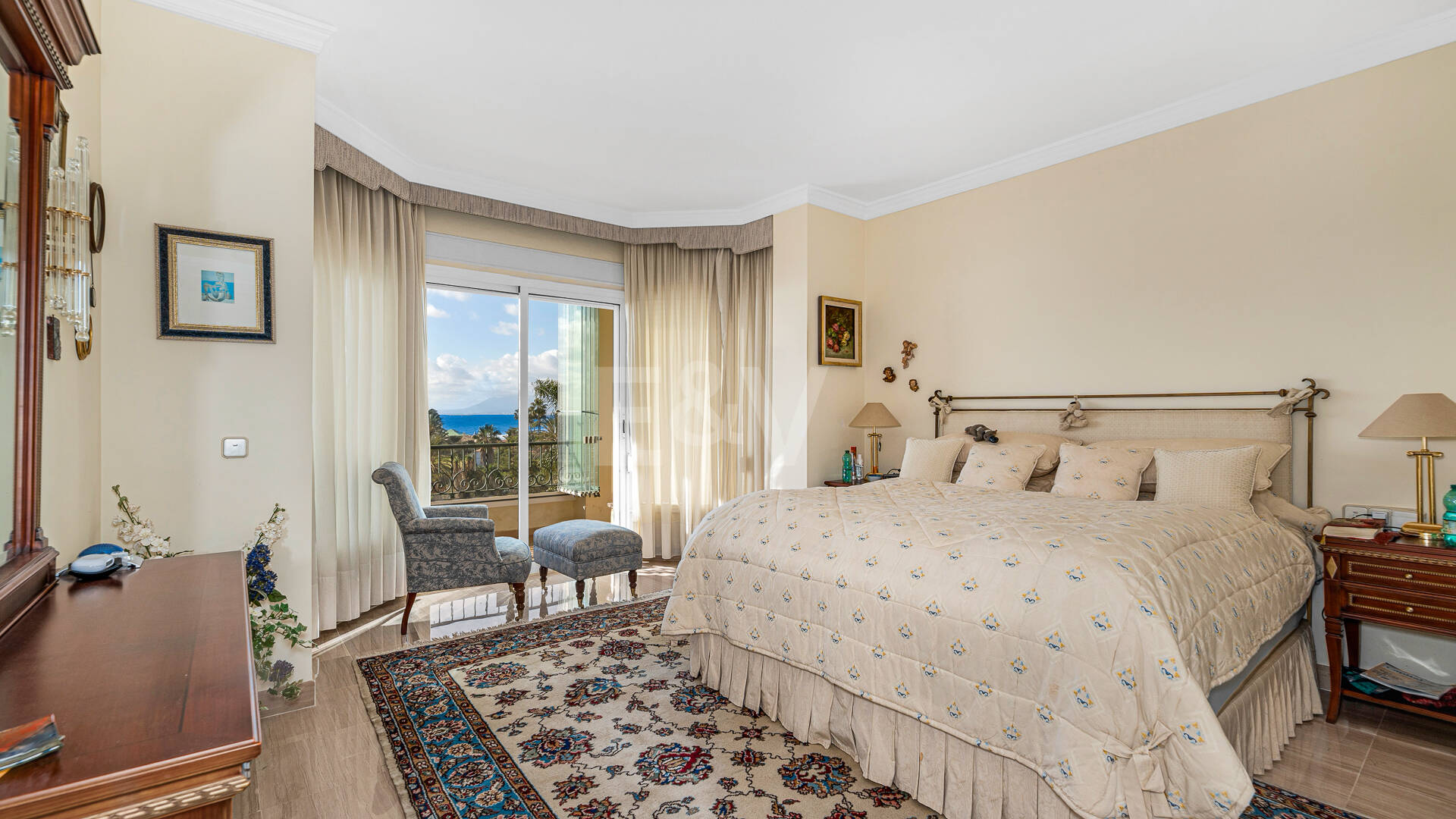 Lyx Frontline Beach Penthouse i Elviria med havsutsikt