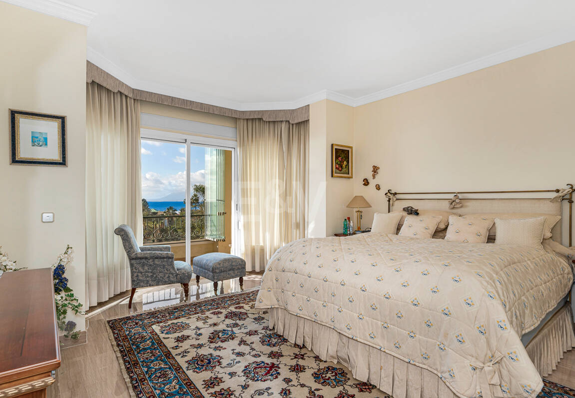 Lyx Frontline Beach Penthouse i Elviria med havsutsikt