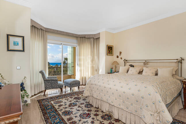 Lyx Frontline Beach Penthouse i Elviria med havsutsikt