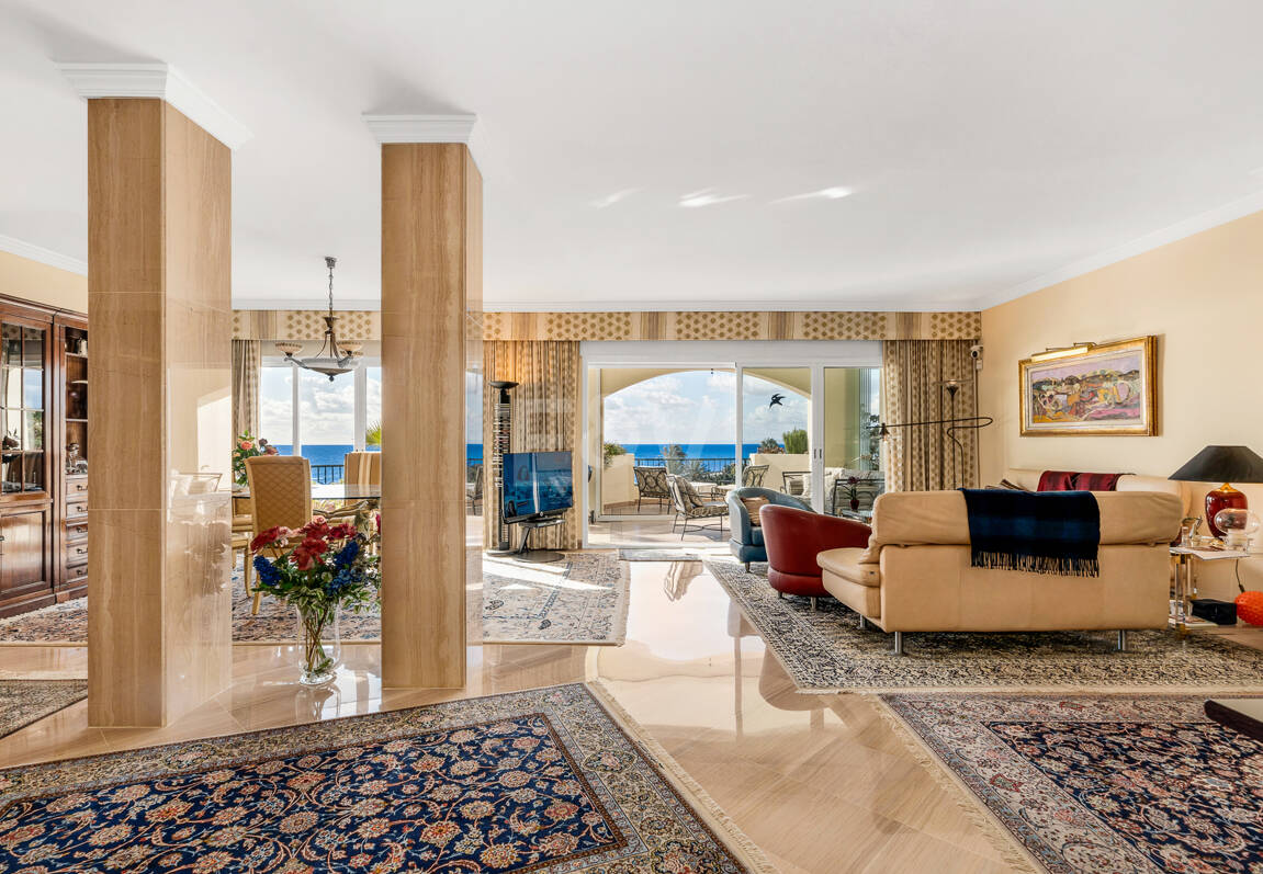 Lyx Frontline Beach Penthouse i Elviria med havsutsikt