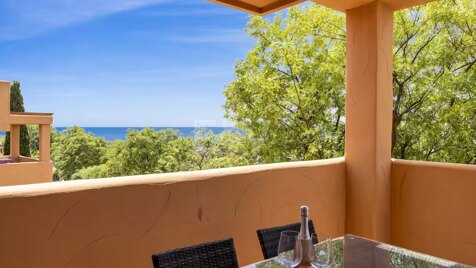 Appartement à louer à Los Lagos de Santa María Golf avec vue sur la mer et deux grandes terrasses.