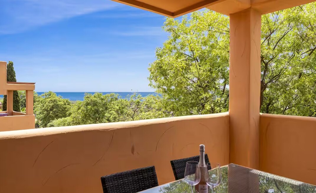 Appartement à louer à Los Lagos de Santa María Golf avec vue sur la mer et deux grandes terrasses.