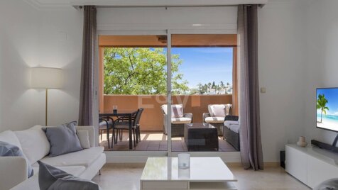 Wohnung zu vermieten in Los Lagos de Santa María Golf mit Meerblick und zwei großen Terrassen.