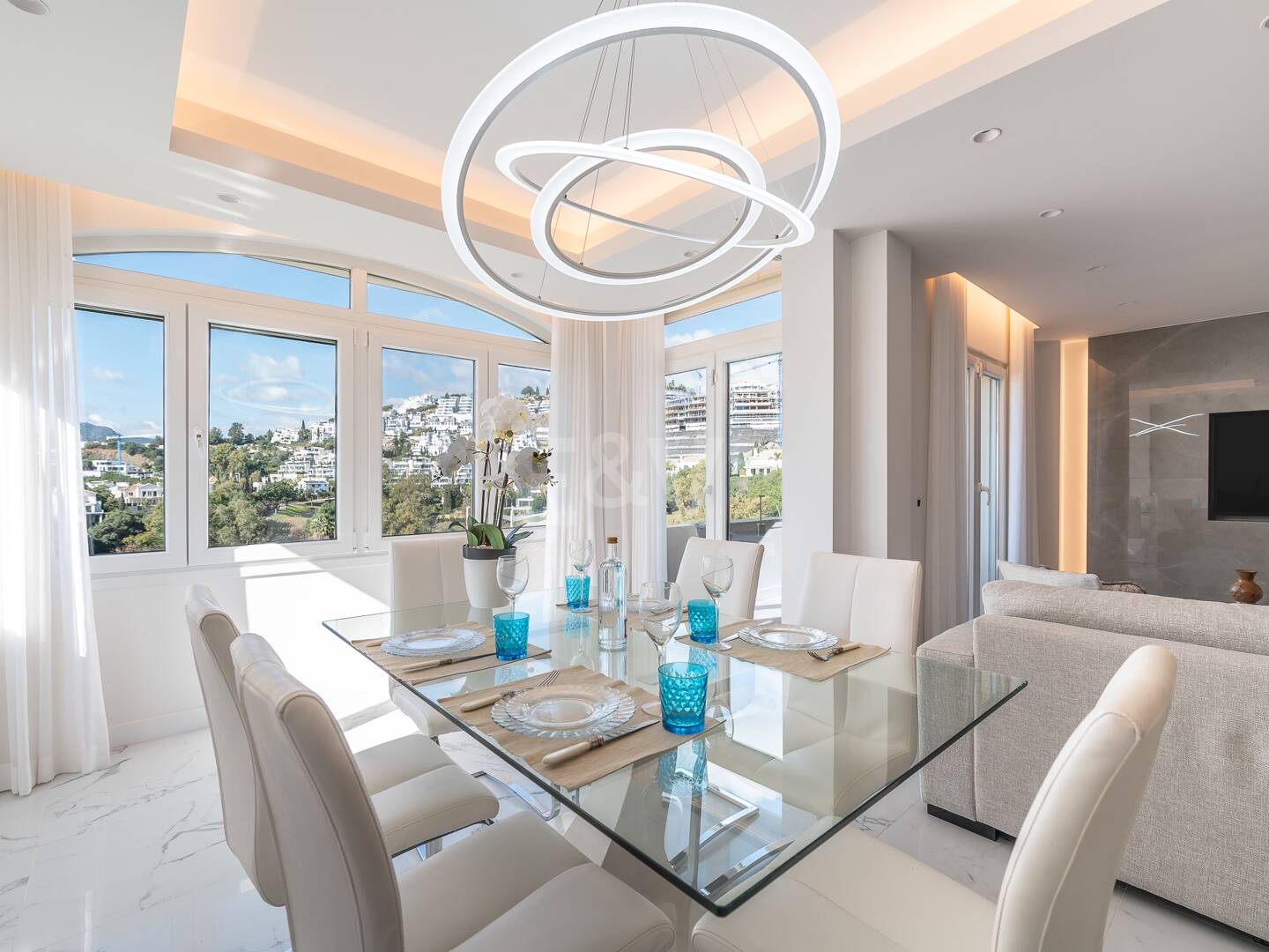 Elegant Duplex Penthouse in La Quinta with Solarium