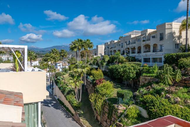 Elegant Duplex Penthouse in La Quinta with Solarium