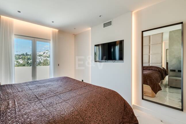 Elegant Duplex Penthouse in La Quinta with Solarium