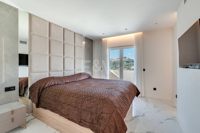 Elegant Duplex Penthouse in La Quinta with Solarium