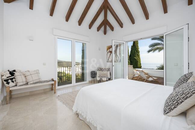 Elegant Villa i Altos de Los Monteros med oslagbar havsutsikt