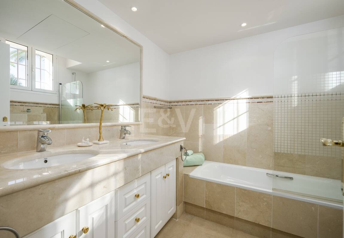 Elegant Villa i Altos de Los Monteros med oslagbar havsutsikt