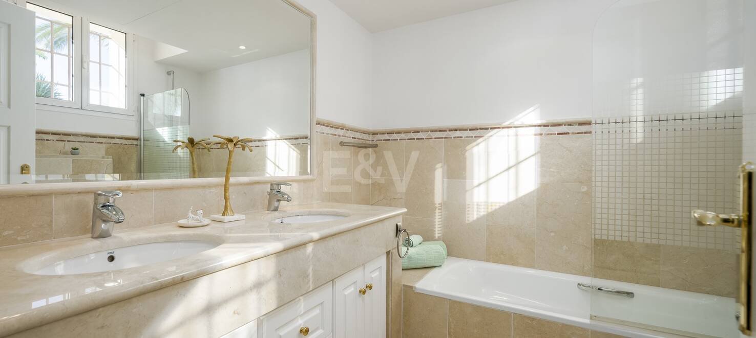 Elegant Villa i Altos de Los Monteros med oslagbar havsutsikt