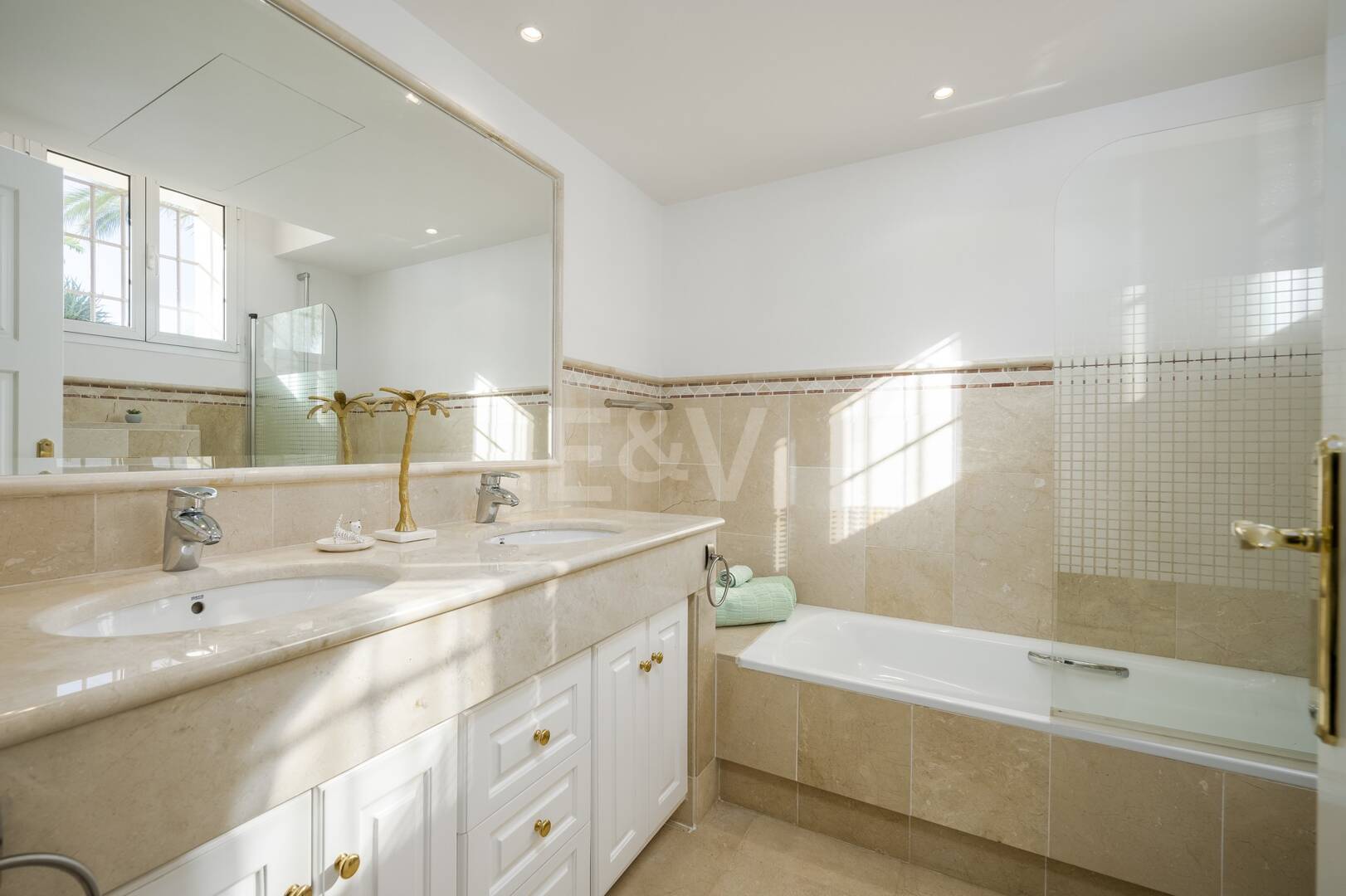 Elegant Villa i Altos de Los Monteros med oslagbar havsutsikt