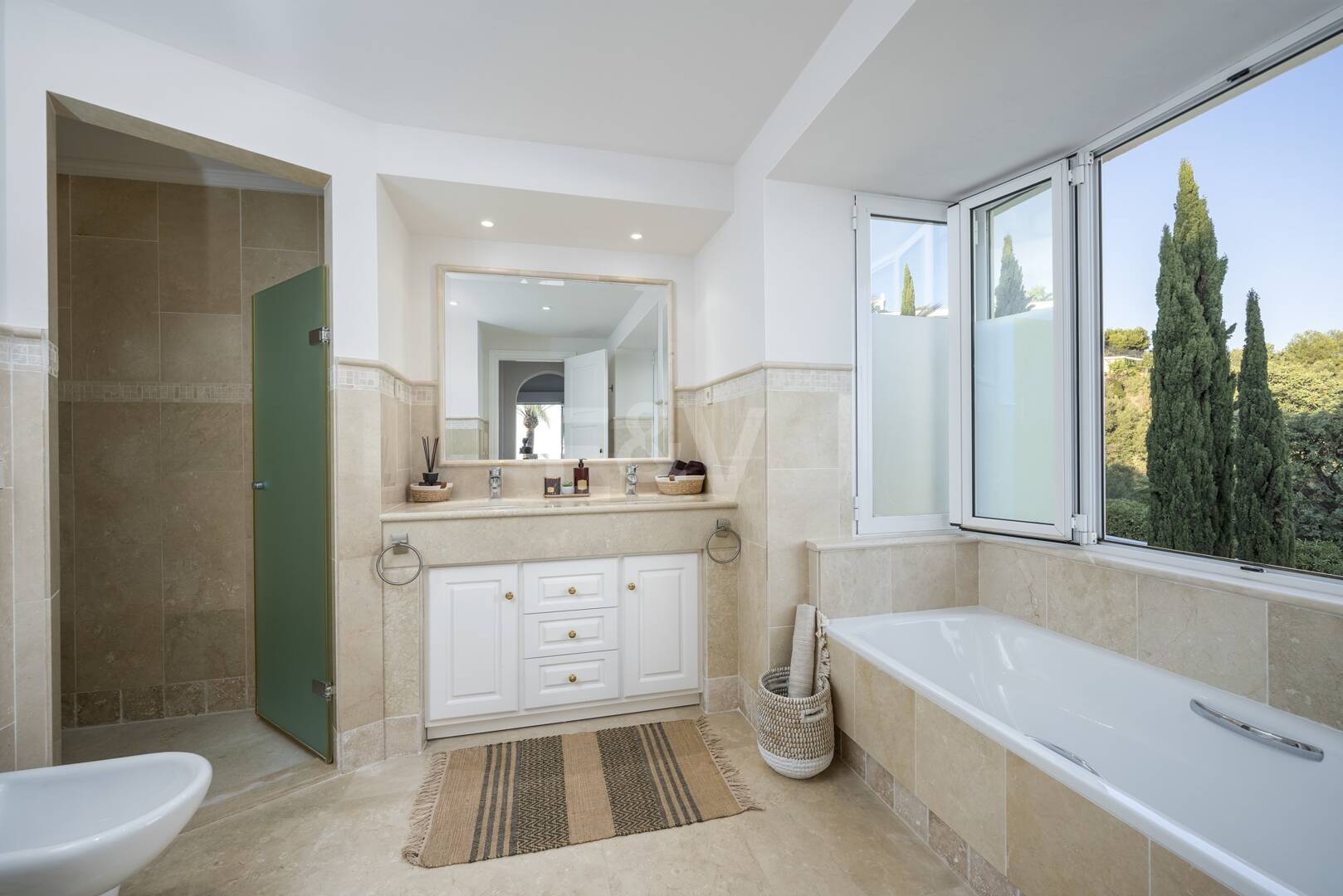 Elegant Villa i Altos de Los Monteros med oslagbar havsutsikt