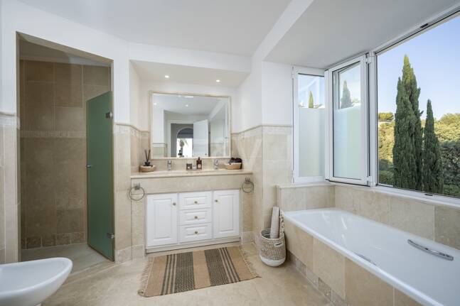 Elegant Villa i Altos de Los Monteros med oslagbar havsutsikt