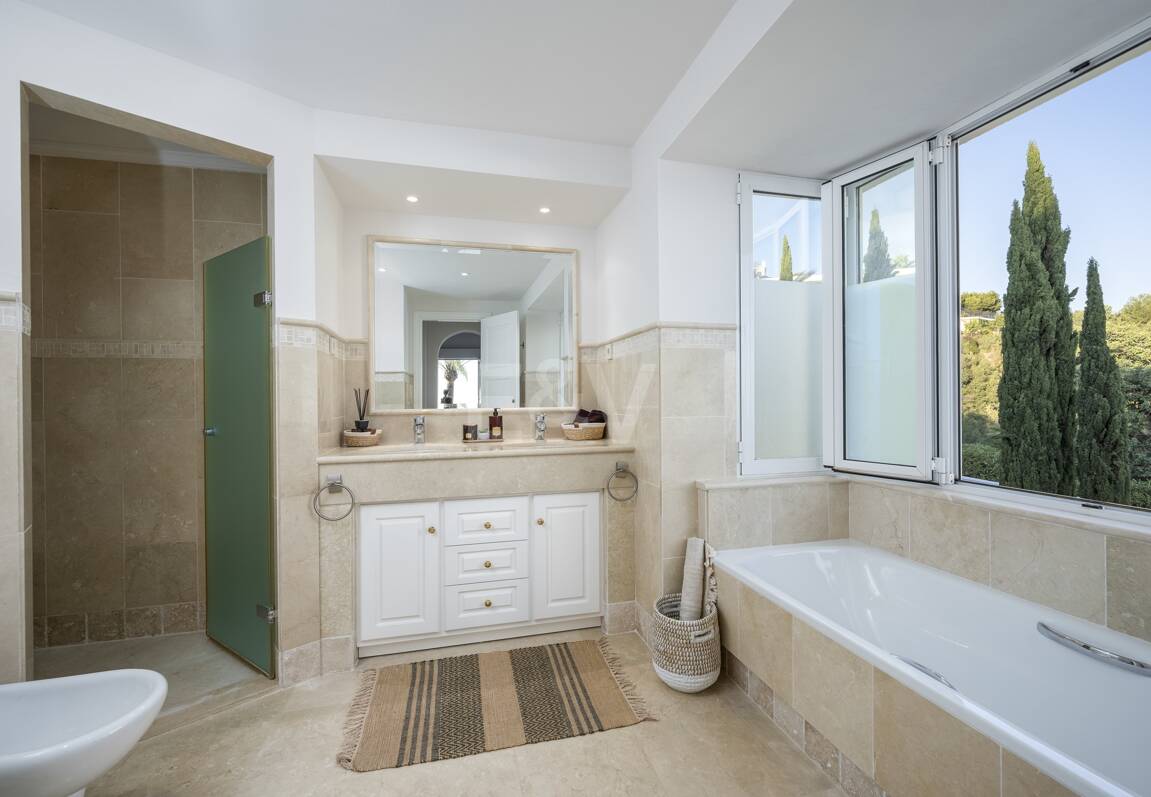 Elegant Villa i Altos de Los Monteros med oslagbar havsutsikt